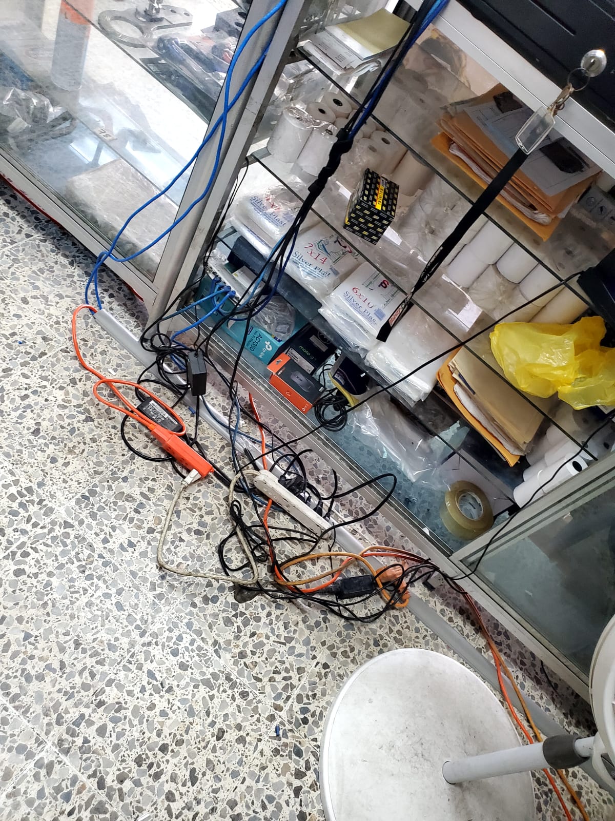 Cables desordenados bajo el mostrador